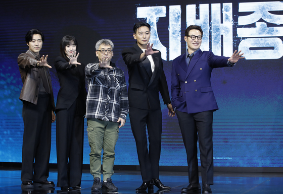 Cast and crew of "Blood Free" pose for photos during a press conference for the show at Conrad Seoul in Yeongdeungpo District, western Seoul, on Monday. From left: Lee Moo-saeng, Han Hyo-joo, Park Cheol-hwan, Ju Ji-hoon and Lee Hee-joon. [NEWS1]