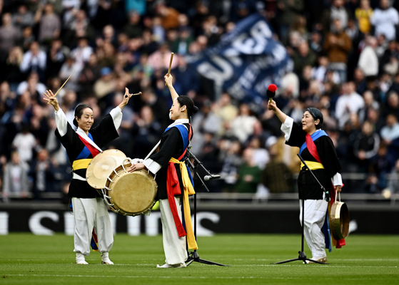 Musicians from the Shilla Ensemble troupe perform a traditional Korean samulnori on the pitch before a game between Tottenham Hotspur and Nottingham Forest in London on Sunday.  [REUTERS/YONHAP].
