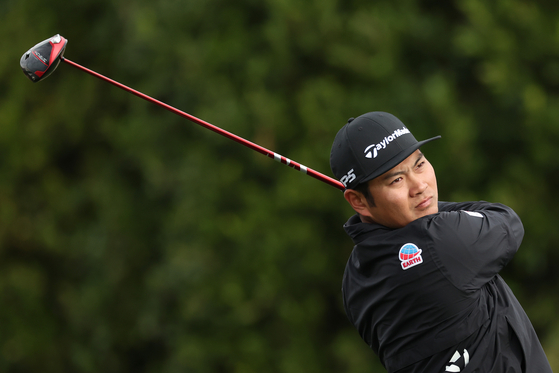 Ryo Hisatsune of Japan plays his shot from the second tee during the first round of the WM Phoenix Open at TPC Scottsdale in Scottsdale, Arizona on Feb. 8.  [GETTY IMAGES]