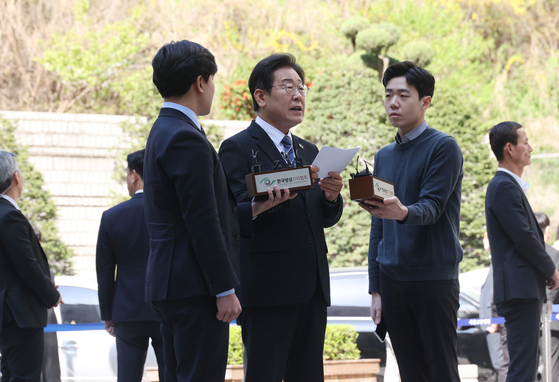 Democratic Party leader Lee Jae-myung speaks during a press conference in front of the Seoul Central District Court in Seocho District, southern Seoul, on Tuesday. [YONHAP]