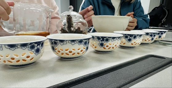 Dayeon members prepare tea at their tea ceremony. [LEE WON-JOO] 