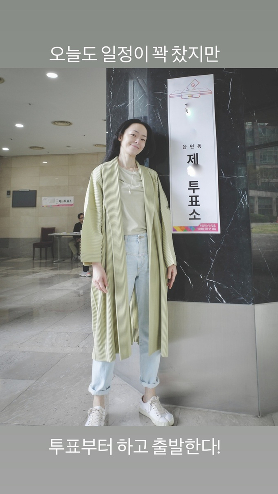Kim Yu-na, songwriter and rock band Jaurim's vocalist, posted an Instagram story of her stopping by a community center to vote before going to work. The caption reads, "It's a full work day but I'm starting if off by voting!" [SCREEN CAPTURE]