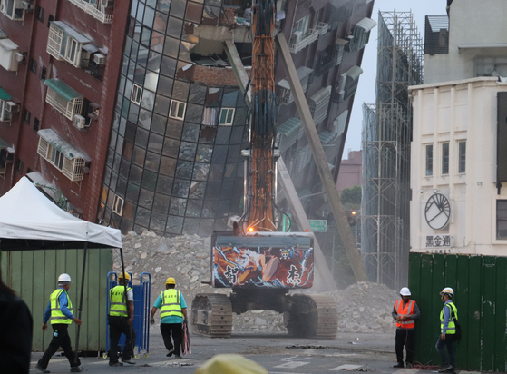 A building in Hualien that had partially collapsed from the 7.4-magnitude earthquake that hit Taiwan on April 3 is being demolished on Friday. [YONHAP]