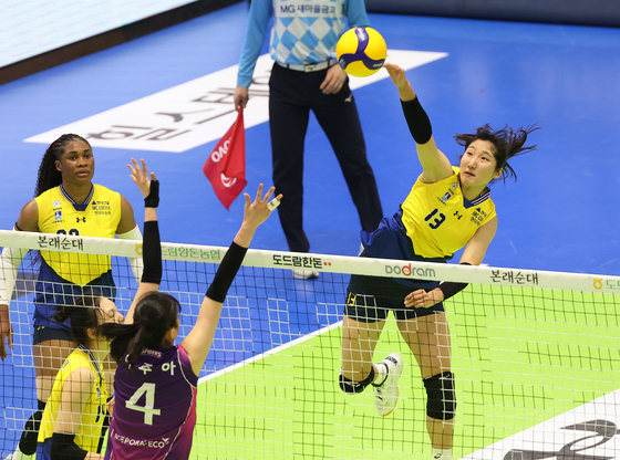 Suwon Hyundai Engineering & Construction Hillstate's Jeong Ji-yun, right, attacks during a 2023-24 V League Championship game against the Heungkuk Life Insurance Pink Spiders at Suwon Gymnasium in Suwon, Gyeonggi on March 28. [YONHAP] 