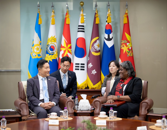 Defense Minister Shin Won-sik, left, speaks with U.S. Ambassador to the United Nations, Linda Thomas-Greenfield, at his office in central Seoul on Monday. Thomas-Greenfield was on a four-day visit to South Korea, during which she is expected to meet with senior government officials in Seoul to discuss cooperation in the UN Security Council among other issues. She also met with Foreign Minister Cho Tae-yul on Monday. [YONHAP]