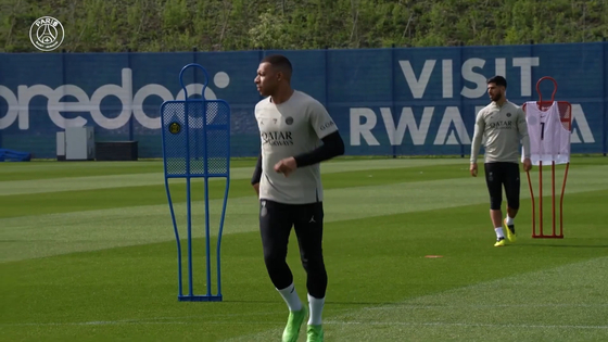 Kylian Mbappe trains with the Paris Saint-Germain squad ahead of the second leg of the Champions League quarterfinals against Barcelona on Tuesday. [ONE FOOTBALL]