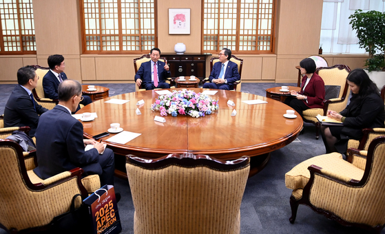Incheon Mayor Yoo Jeong-bok, center left, talks about his committed determination, along with Foreign Minister Cho Tae-yul, center right, to bring the 2025 Asia-Pacific Economic Cooperation (APEC) summit to his city, at the Foreign Ministry in central Seoul on Monday. [INCHEON METROPOLITAN CITY] 