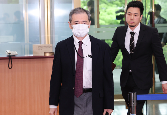 Taisuke Mibae, the deputy chief of mission at the Japanese Embassy in Seoul, enters the Korean Foreign Ministry building in Jung District, central Seoul after being summoned over Tokyo's renewed territorial claim to Dokdo on Tuesday. [NEWS1]