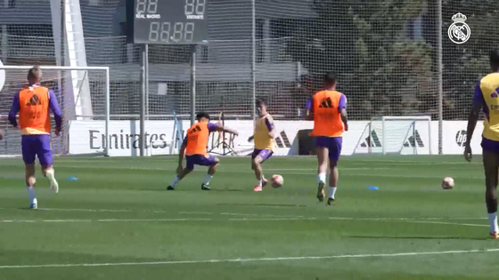 Real Madrid players train ahead of the second leg of the Champions League quaterfinals against Manchester City on Wednesday. [ONE FOOTBALL]
