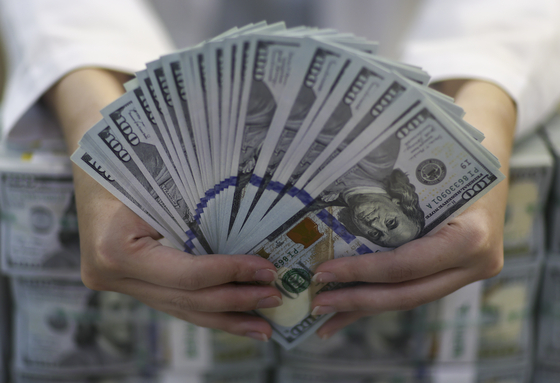 Dollars displayed at Hana Bank’s Counterfeit Notes Response Center in Jung District, central Seoul, on Oct. 6. [YONHAP]