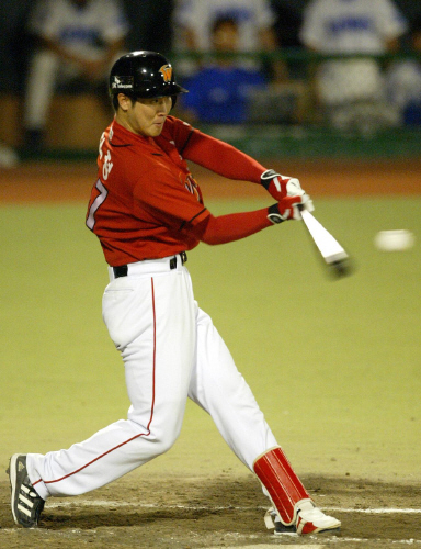 The oldest photo in the JoongAng archive shows Choi Jeong hitting a two-run home run with two outs at the top of the eighth inning in a game between the Samsung Lions and SK Wyverns at Daegu Civic Baseball Stadium in 2006. Choi debuted a year earlier in 2005 and passed the 10 home run mark in 2006. He has hit at least 10 home runs every season since then.  [JOONGANG ILBO]