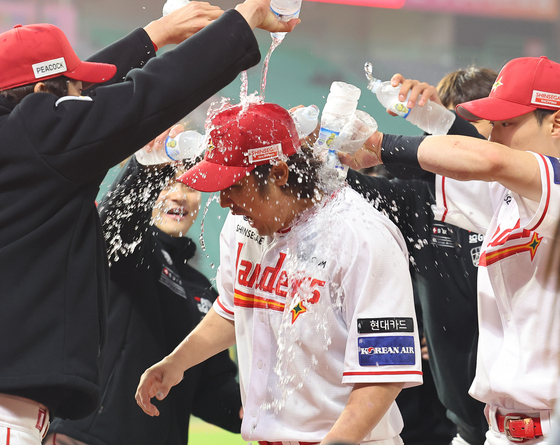 Choi Jeong is doused in water as the SSG Landers celebrate his 467th career home run during a game against the Kia Tigers at SSG Landers Field in Incheon on Tuesday.  [YONHAP]
