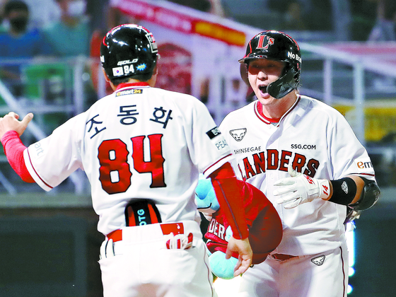 Choi Jeong heads home after hitting a three-run home run in the sixth inning of a game against the Kiwoom Heroes at SSG Landers Field in Incheon on July 12, 2022. The Landers went on to win the Korean Series that year, the fifth title of Choi's career.  [YONHAP]