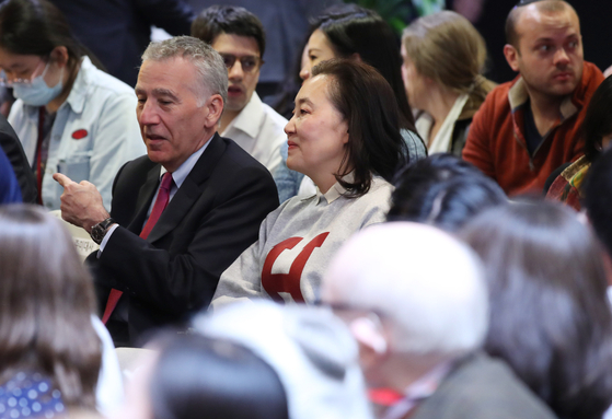 Former SMEs Minister Park Young-sun, center, watches President Yoon Suk Yeol give a speech at Harvard University near Boston on April 29, 2023, during a state visit to the United States. [YONHAP]