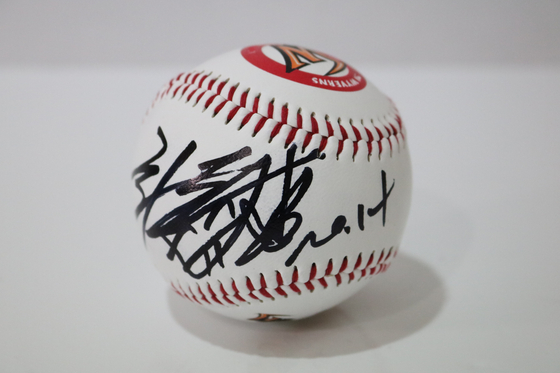 A baseball signed by Choi Jeong during the 2016 season, when he hit 40 home runs.  [JOONGANG ILBO]