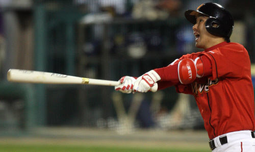 Choi Jeong hit a two-run come-from-behind home run during Game 3 of the 2008 Korean Series between the SK Wyverns and the Doosan Bears. The Wyverns went on to win the series 4-1, beating the Bears to the title for a second consecutive year.  [JOONGANG ILBO]