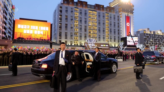 North Korean leader Kim Jong-un, center, is spotted getting out of a Russian-made Aurus Senat luxury limousine gifted by Russian President Vladimir Putin to attend a ceremony marking the completion of new homes in Pyongyang on Tuesday, in a screen capture from state-run Korean Central Television on Wednesday. [YONHAP]