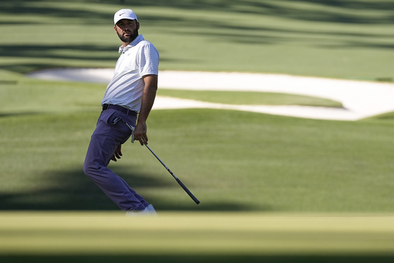 Scottie Scheffler reacts after missing a putt on the 10th hole during the third round at the Masters golf tournament at Augusta National Golf Club on April 13 in Augusta, Georgia. [AP/YONHAP]