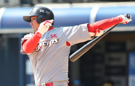 Choi Jeong hits an RBI in a game between the SK Wyverns and NC Dinos at Masan Stadium in Masan, Changwon on March 14, 2018. The Wyverns went on to win the Korean Series that year, the fourth title of Choi's career. [YONHAP]