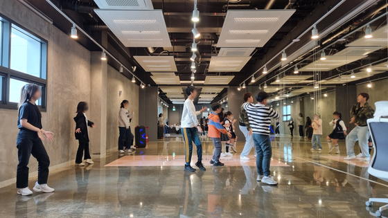 Children take dance lessons at SM Universe, SM Entertainment's K-pop education branch in southern Seoul, on April 7. [YOON SO-YEON]
