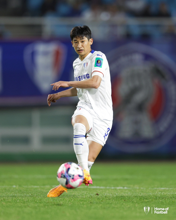 Suwon Samsung Bluewings defender Jang Ho-ik shoots during a 2024 Korea FA Cup match against the Ansan Greeners at Ansan Wa Stadium in Ansan, Gyeonggi in a photo shared on the Bluewings' official Facebook account on Thursday. [SCREEN CAPTURE]