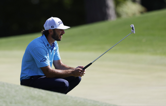 Max Homa lines up a putt on the eighth hole on the final day of the Masters Tournament at Augusta National Golf Club in Augusta, Georgia on April 14. [YONHAP]