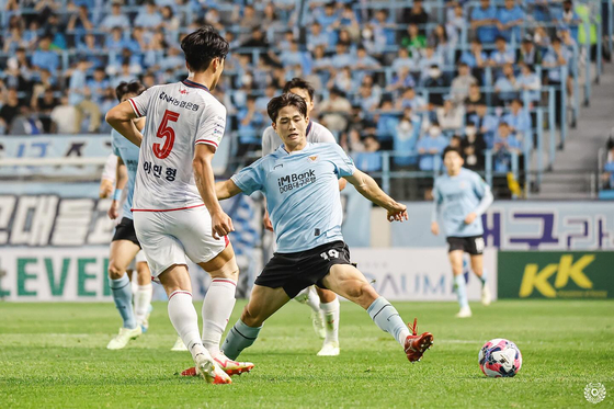 Daegu FC forward Kim Young-jun, right, in action during a 2024 Korea Cup match against Chungbuk Cheongju FC at DGB Daegu Bank Park in Daegu in a photo shared on Daegu FC's official Facebook account on Wednesday. [SCREEN CAPTURE]