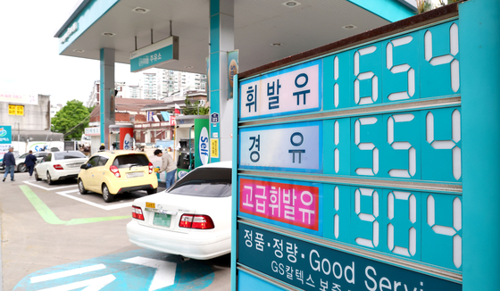 Gasoline prices are shown at a gas station in Seoul on Sunday. [YONHAP]