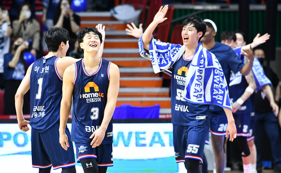 Busan KCC Egis players celebrate after winning a 2023-24 KBL playoff game against Wonju DB Promy at Sajik Gymnasium in Busan on Sunday. [NEWS1]