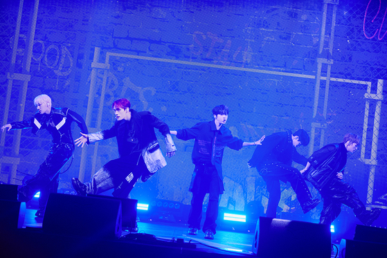 Boy band TIOT performs its debut lead track ″Rock Thang″ in a press showcase held Monday at the Shinhan Sol Pay Square in Mapo District, western Seoul, ahead of the EP's 6 p.m. release. [REDSTART ENM]