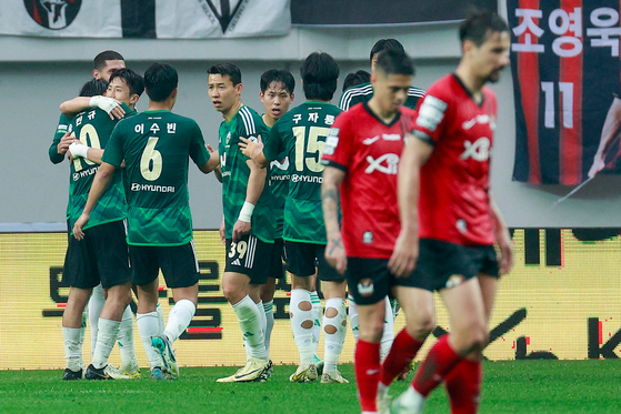 Jeonbuk Hyundai Motors players, in green, celebrate during a K League 1 match against FC Seoul at Seoul World Cup Stadium in western Seoul on Saturday. [NEWS1] 