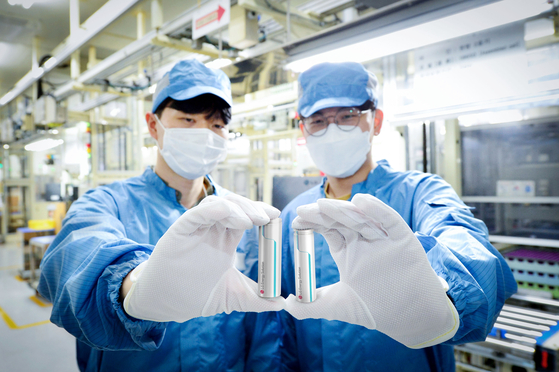 LG Energy Solution researchers pose with the company's cylindrical batteries [LG ENERGY SOLUTION]