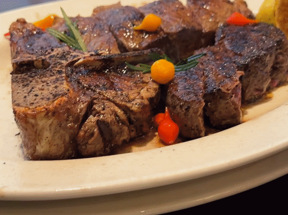 Outback Steakhouse's black label king prawn steak is now served on the reintroduced hot sizzling plating, a hot plate that maintains warmth for an extended period. [SEO JI-EUN]