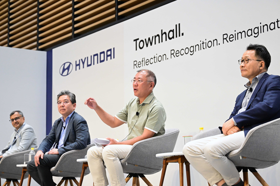 Hyundai Motor Group Executive Chair Euisun Chung, second from right, speaks during a town hall meeting at the company's Indian subsidiary on April 23. [HYUNDAI MOTOR]