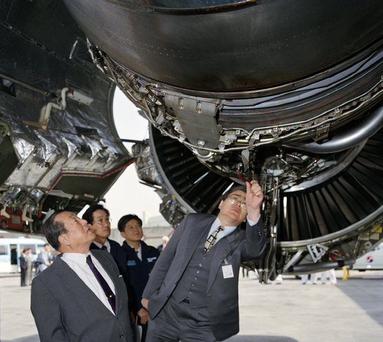 Former Hanjin Group Chairman Cho Yang-ho inspects a B777 plane in 1995. [HANJIN GROUP]