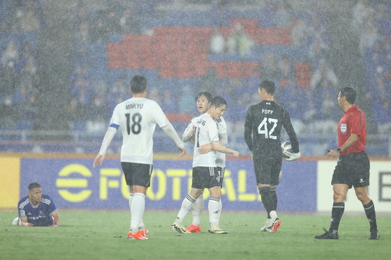 Ulsan HD players, in white, in action, during the second leg of the 2023-24 AFC Champions League semifinals against Yokohama F. Marinos at International Stadium Yokohama in Japan on Wednesday. [AFC]