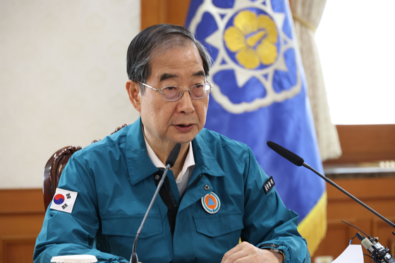 Prime Minister Han Duck-soo speaks at a meeting at the Central Government Complex in Jongno District, central Seoul, on Friday. [YONHAP]