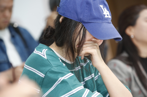 Min Hee-jin, CEO of ADOR, tears up while speaking during a press conference held Wednesday in southern Seoul. The conference was held seven hours after HYBE said it would report her to the police for breach of trust. [NEWS1]