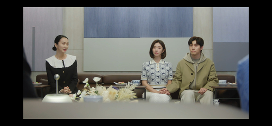 Park Seo-bo's "dansaekhwa" paintings are shown hung on the wall of the Hong family's mansion. [SCREEN CAPTURE] 