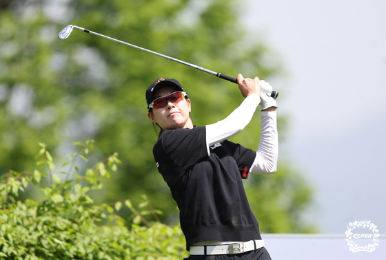 Lee Jung-min hits a shot during the CreaS F&C KLPGA Championship at the Lakewood Country Club in Yangju, Gyeonggi on Sunday. [YONHAP]
