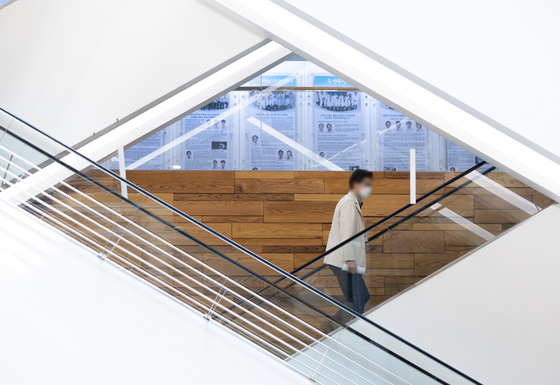 A medical professional on an escalator inside a general hospital in Seoul on Wednesday. [NEWS1]