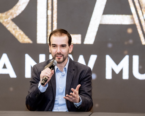 "The Great Gatsby" director Marc Bruni talks to the press on Friday at the Korean Cultural Center in New York. [OD COMPANY]