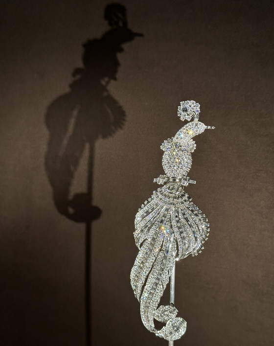 The phoenix broach on display at the Seoul leg of “Cartier, Crystallization of Time,” jointly held by the JoongAng Ilbo and Seoul Design Foundation at the Dongdaemun Design Plaza in central Seoul [JOONGANG PHOTO]