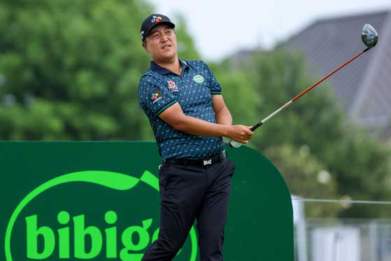Korea's K.H. Lee hits a tee shot on the 11th hole prior to The CJ Cup Byron Nelson at TPC Craig Ranch on Tuesday in McKinney, Texas. [GETTY IMAGES]