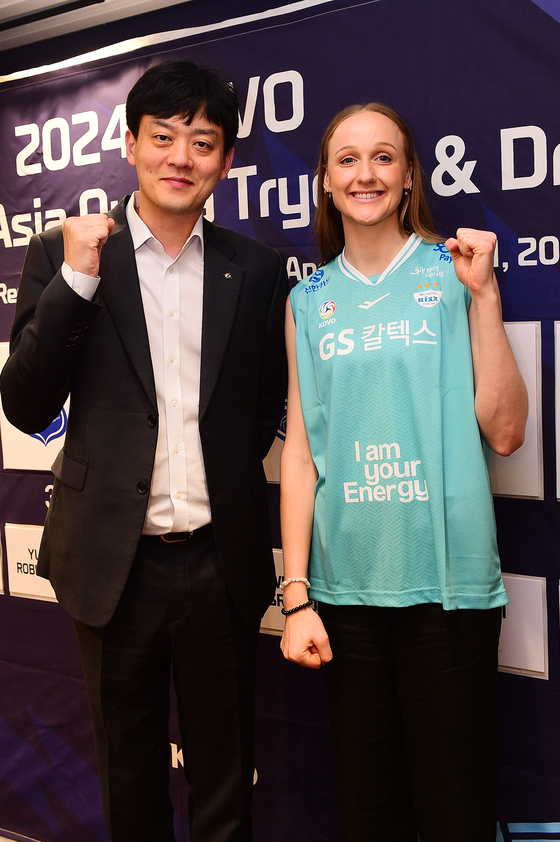 Outside hitter Stefanie Weiler, right, poses for a photo with GS Caltex Seoul Kixx head coach Lee Young-taek during the Asia Quota draft at Jeju Sun Hotel & Casino in Jeju on Wednesday. [KOVO]