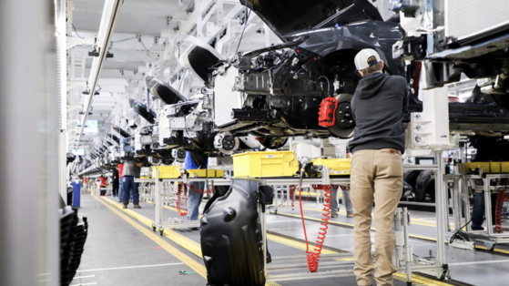 Toyota Motor workers make cars at its manufacturing factory in Kentucky. [TOYOTA MOTOR USA]