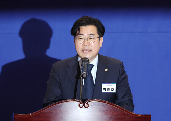 Rep. Park Chan-dae gives an acceptance speech after his election as the new floor leader of the Democratic Party in Seoul on Friday. [YONHAP]