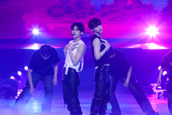 Tomorrow X Together members Yeonjun, left, and Soobin perform "The Killa (I Belong to You)" on Friday at KSPO Dome in Songpa District, southern Seoul. [BIGHIT MUSIC]