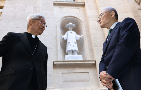 Culture Minister Yu In-chon, right, has a meeting with Korean Cardinal Lazzaro You Heung-sik on May 3 at the Vatican in Rome, Italy, to talk about the World Youth Day, which is slated to take place in Seoul in 2027. [MINISTRY OF CULTURE, SPORTS AND TOURISM] 