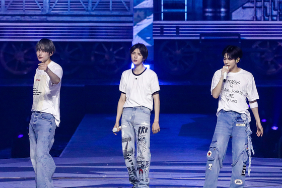 From left, Tomorrow X Together members Hueningkai, Beomgyu and Taehyun perform ″Quarter Life″ on Friday at KSPO Dome in Songpa District, southern Seoul. [BIGHIT MUSIC]